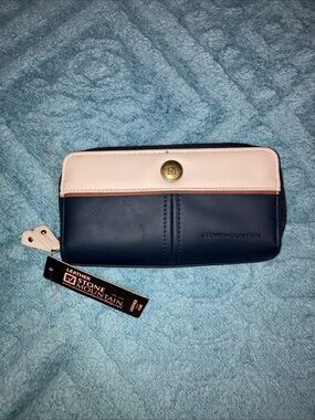 Stone Mountain Navy and Off White Leather Zip-Around Wallet 7” X 4” New